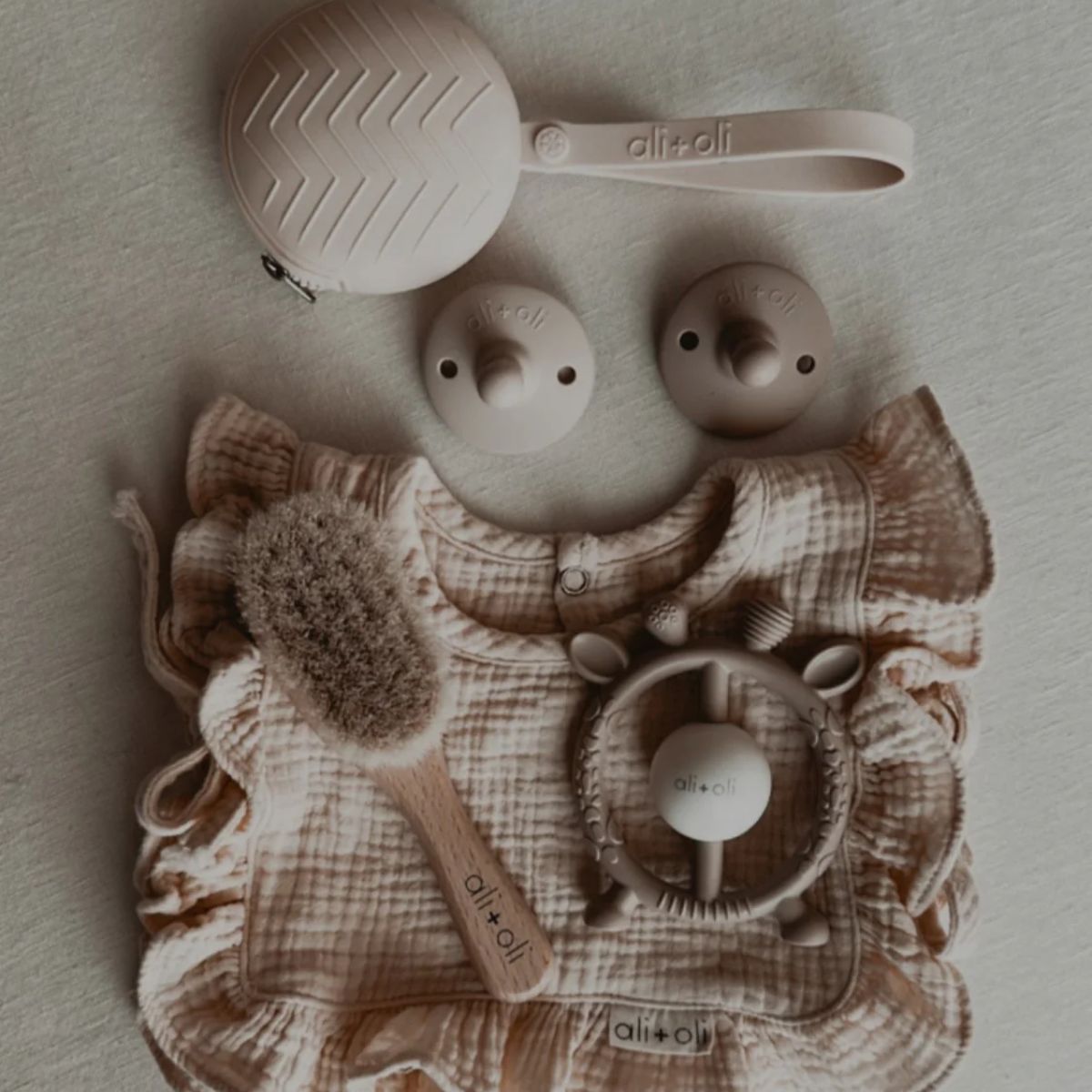 Ali + Oli Pacifier Holder Case - Natural