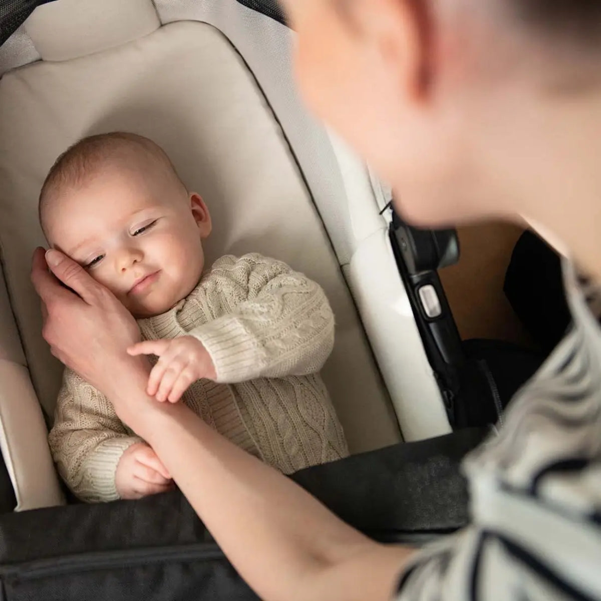 Nuna SWIV™ & TRIV™ Series Bassinet + Stand