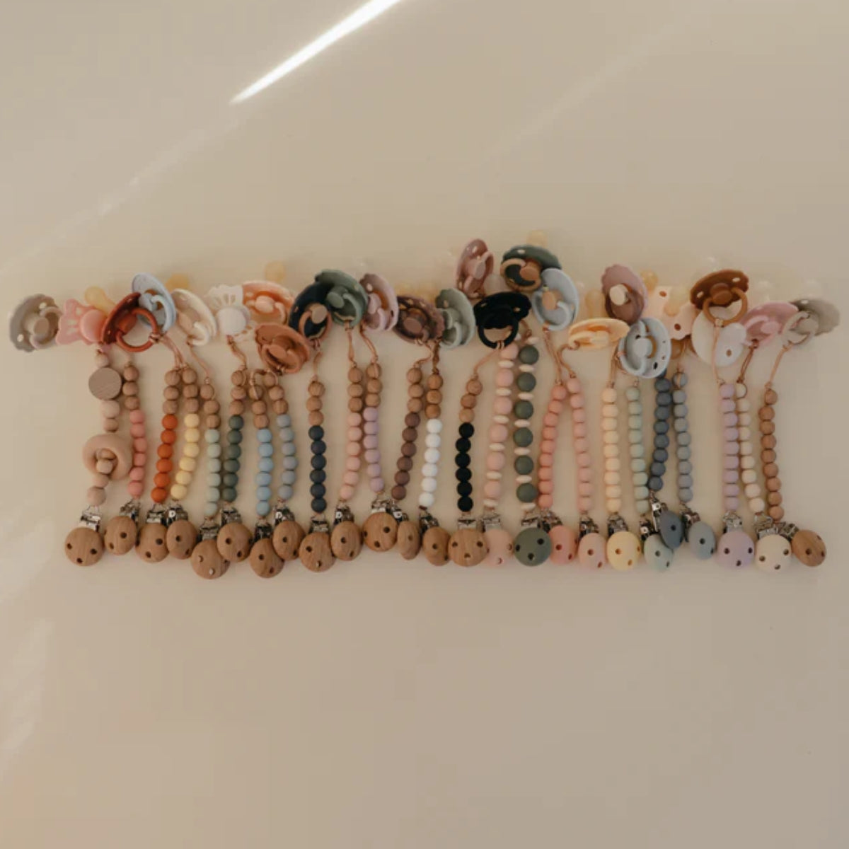 Mushie Silicone Pacifier Clip | Hera Faux Wood