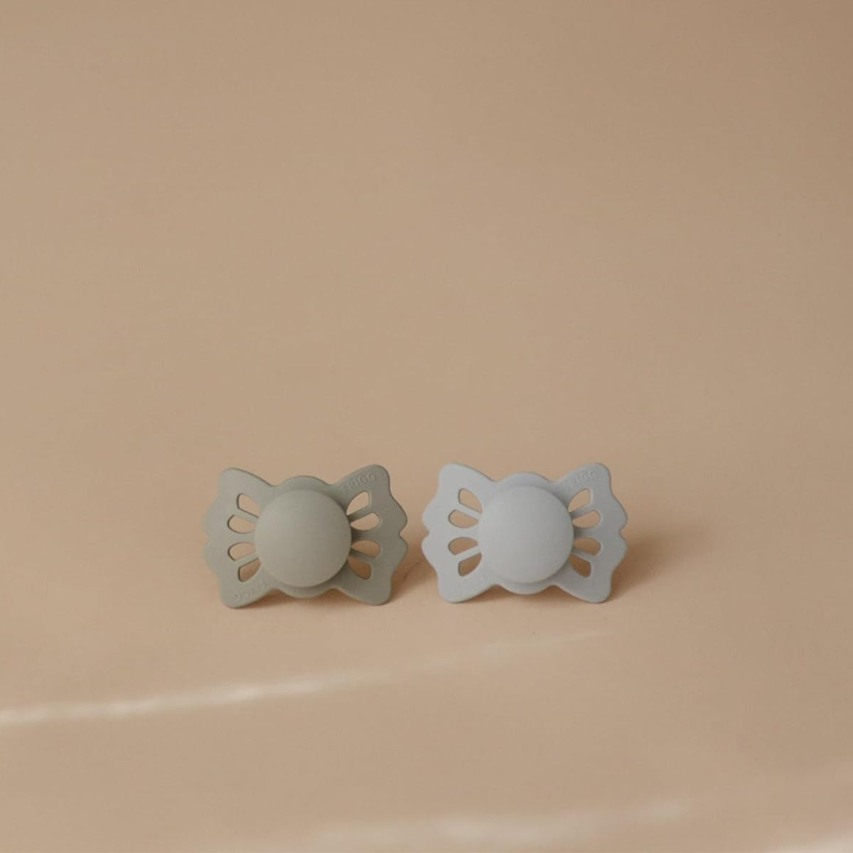 Mushie FRIGG Lucky Symmetrical Silicone Pacifier 2-Pack 0-6M Sage e Powder Blue