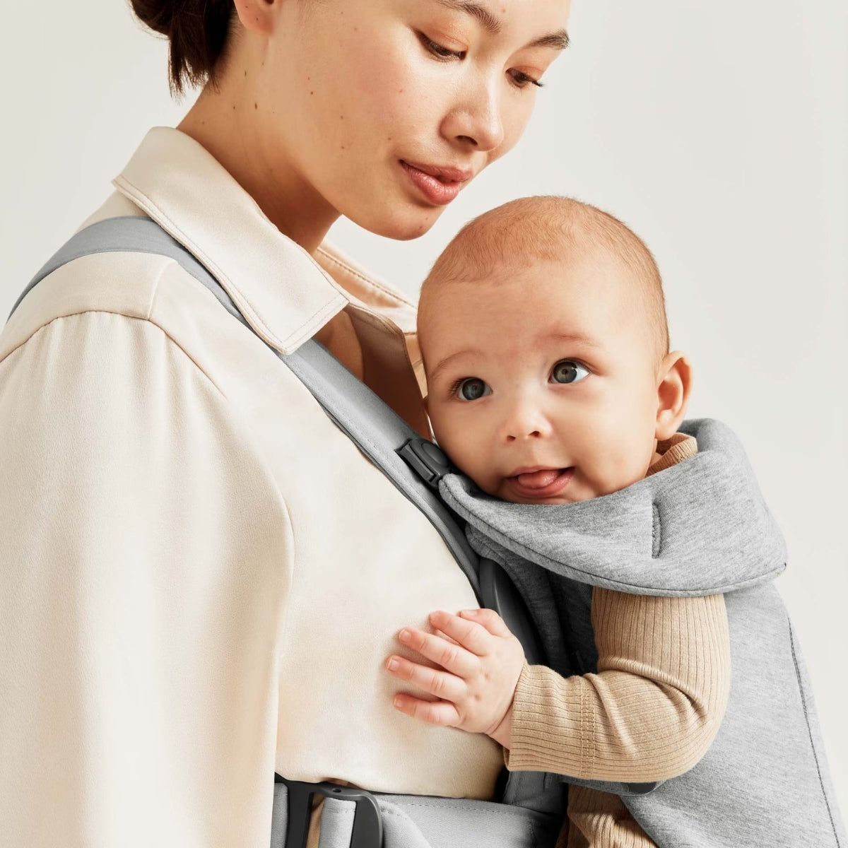 BabyBjörn Baby Carrier Mini 3D Jersey - Light gray - Designed for Newborn Closeness