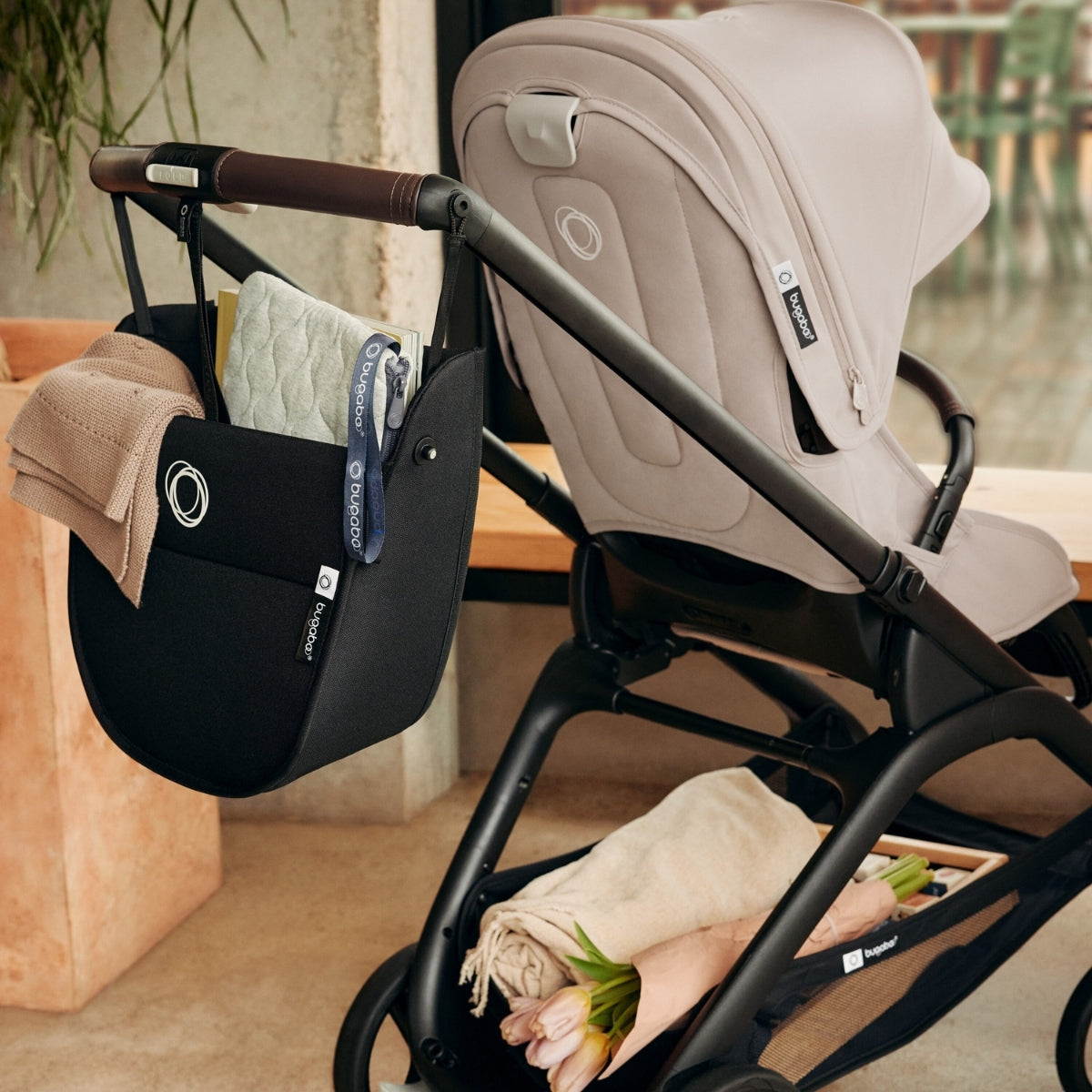 Carrinho de Bebê Bugaboo Dragonfly Midnight black/ Skyline blue com estrutura grafite - Smart and Spacious Storage