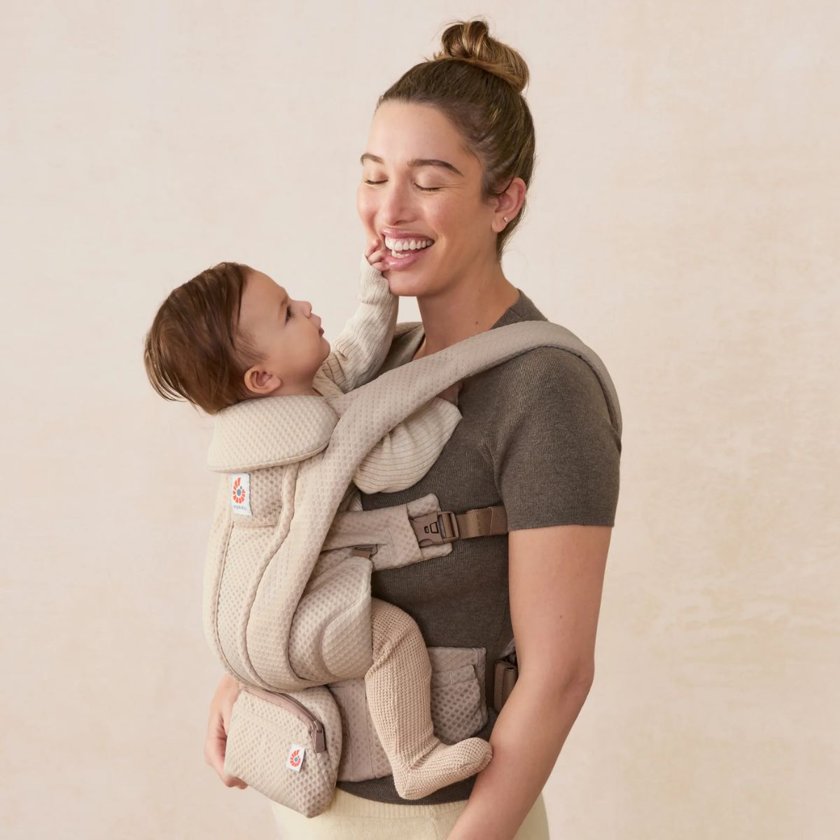 Ergobaby Omni Deluxe Newborn Baby Carrier 0-48M - Natural Beige on Luna Baby Store Miami