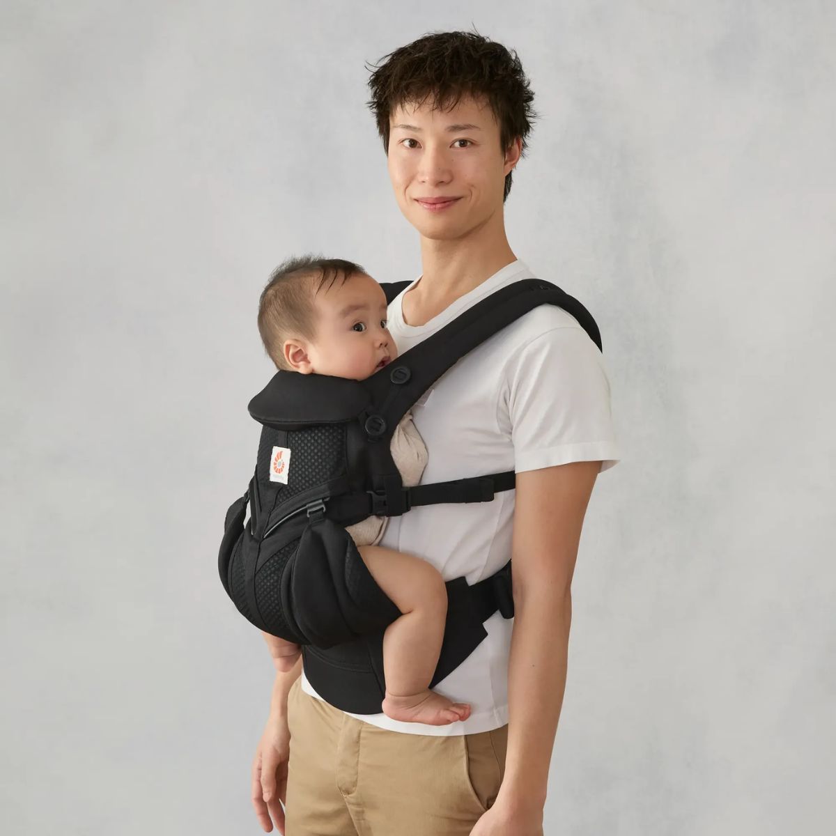 Ergobaby Omni Classic Newborn Baby Carrier 0-48M- Onyx Black on Luna Baby Store Miami