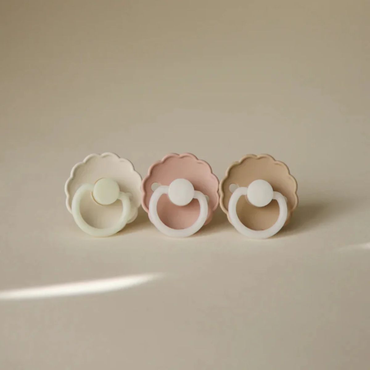 Mushie FRIGG Daisy Night Glow Natural Rubber Pacifier 2-Pack - Blush/Cream 0-6M