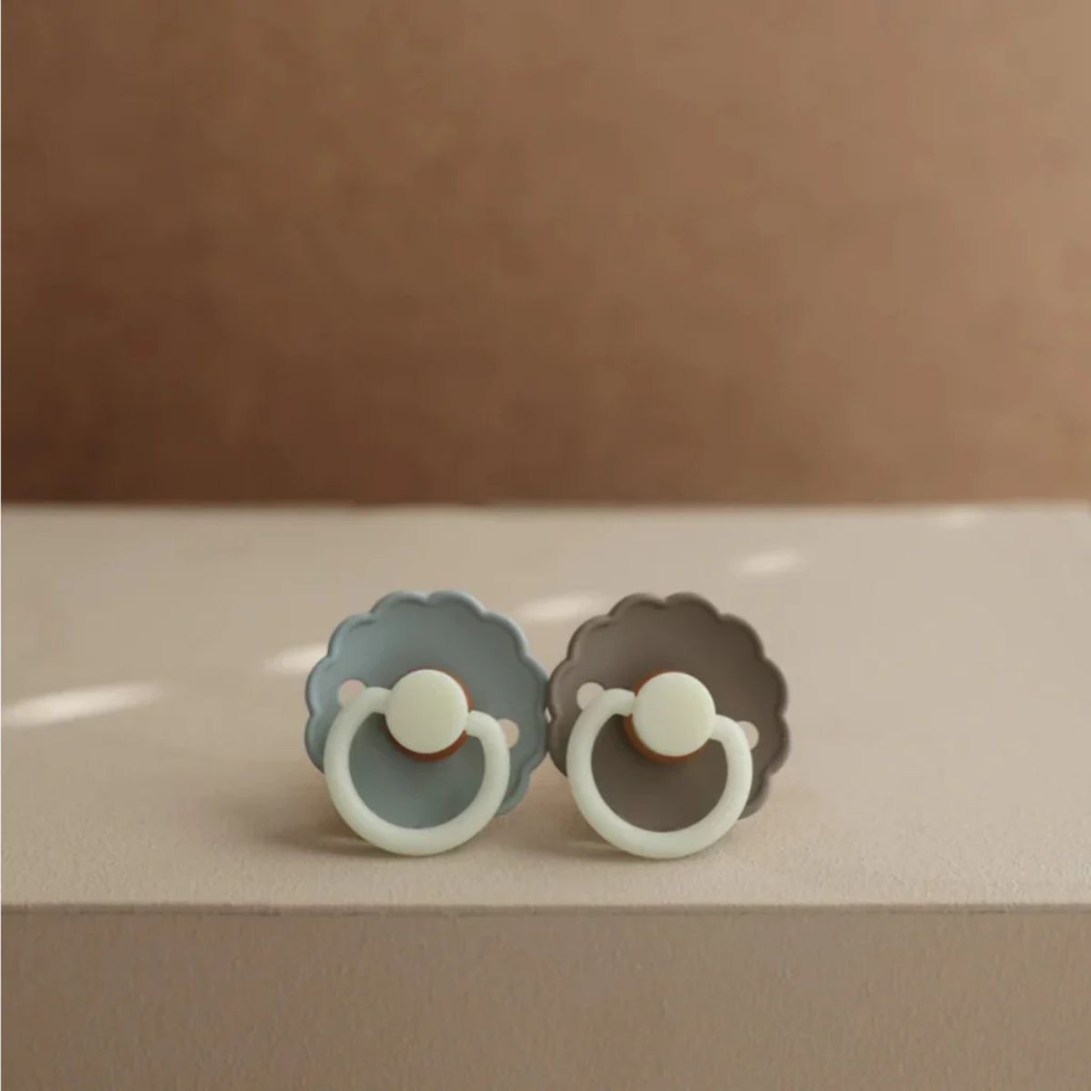 Mushie FRIGG Daisy Night Natural Rubber Pacifier 2-Pack -  Portobello/Croissant