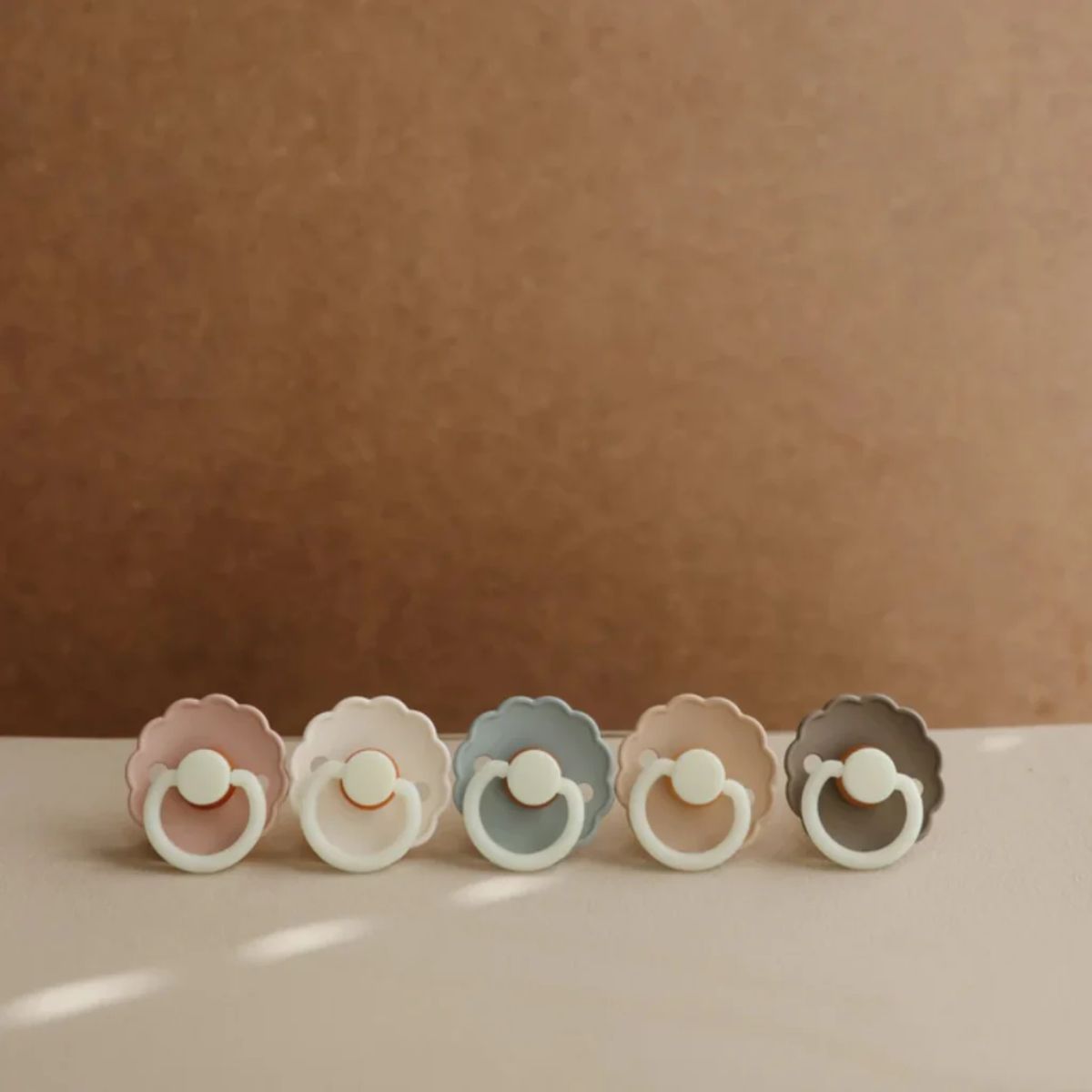 Mushie FRIGG Daisy Night Natural Rubber Pacifier 2-Pack -  Portobello/Croissant