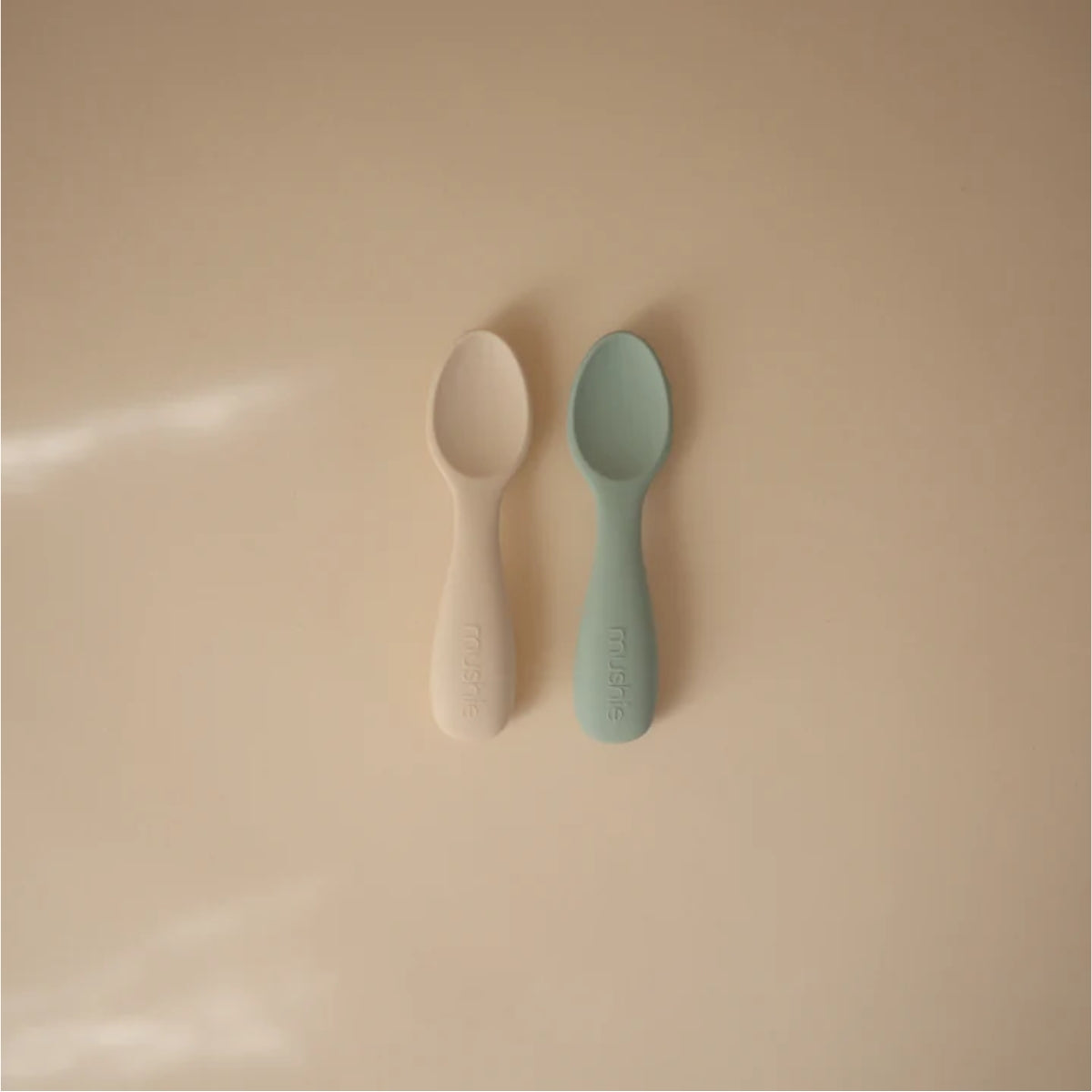 Mushie Silicone Toddler Starter Spoons 2-Pack Cambridge Blue/Shifting Sand