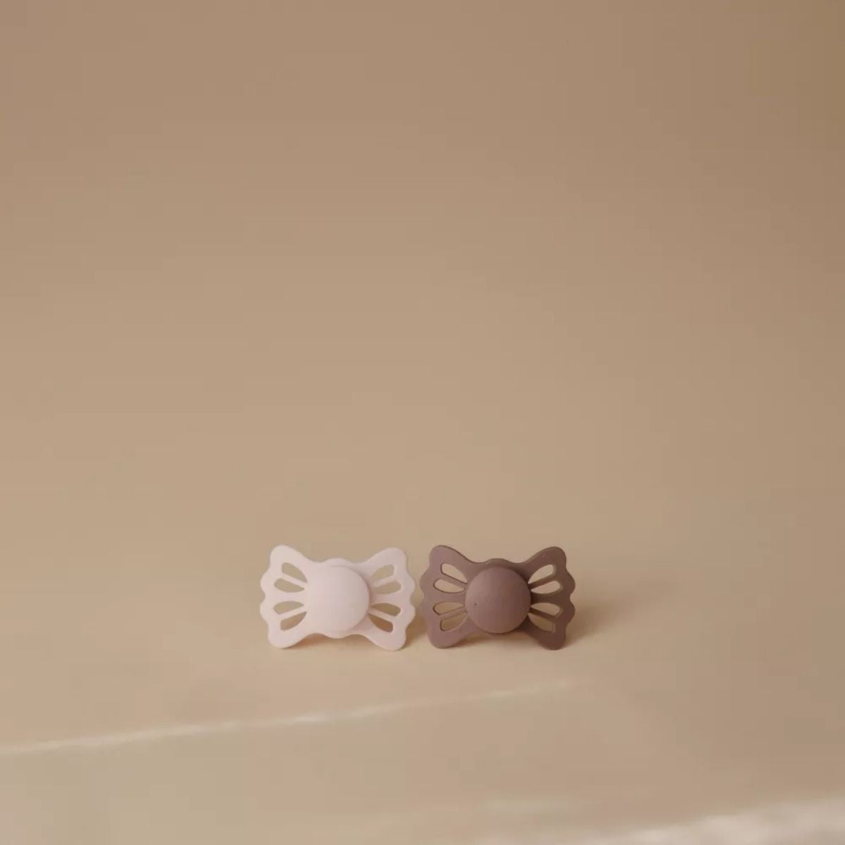 Mushie FRIGG Lucky Symmetrical Pacifier set (6-18M) - Cream e Blush