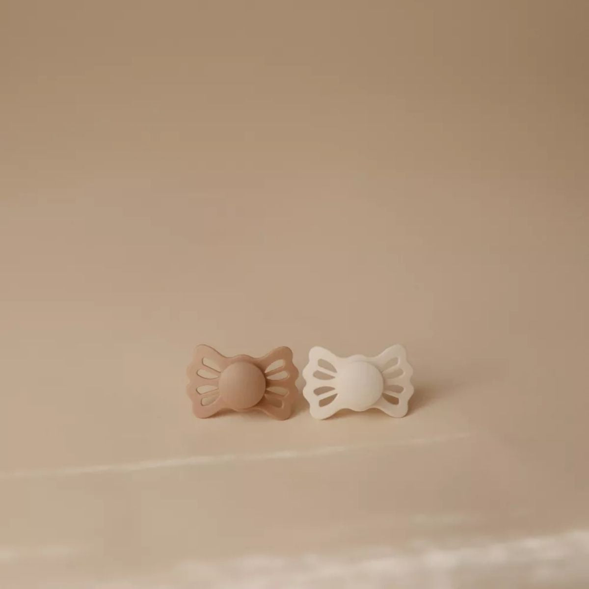 Mushie FRIGG Lucky Symmetrical Pacifier set (6-18M) - Cream e Blush