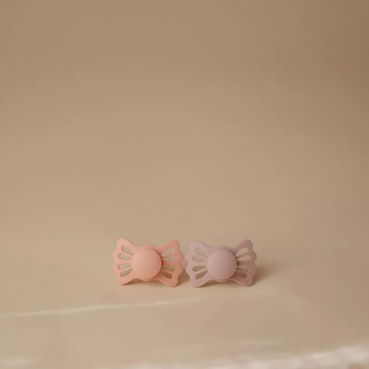 Mushie FRIGG Lucky Symmetrical Pacifier set (6-18M) - Cream e Blush