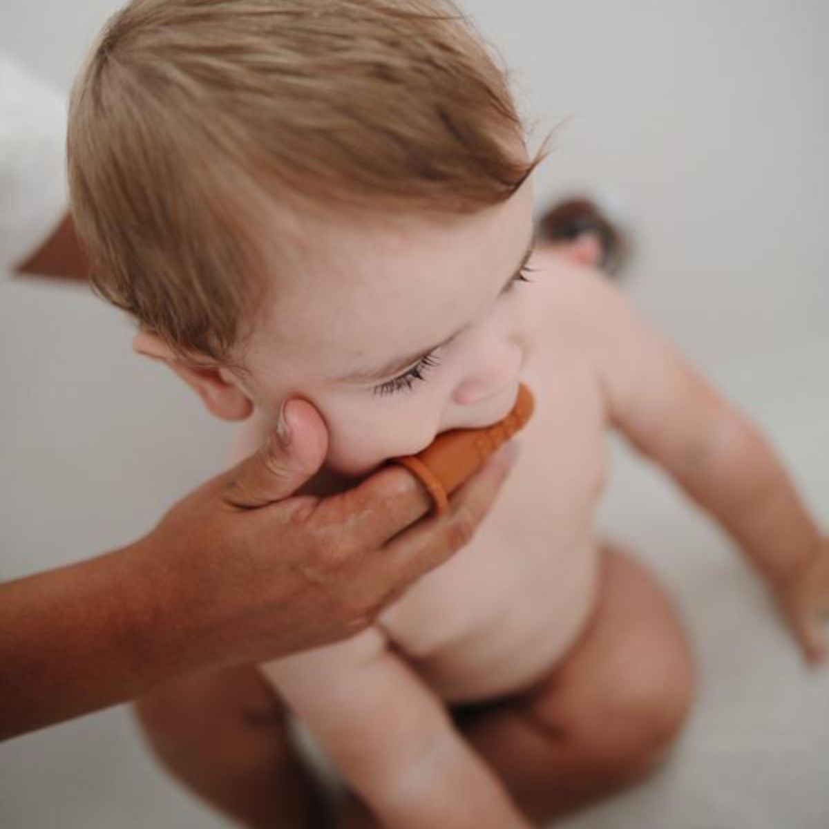 Kit de Escovas Dededeiras Mushie Clay/Shifting Sand - Soothes Teething Gums