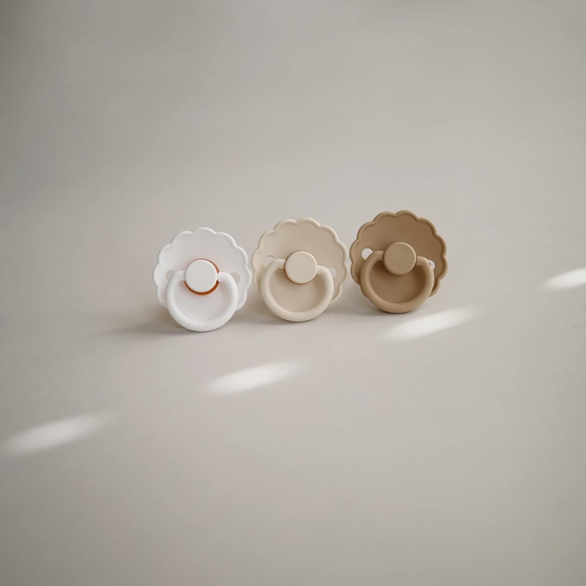 Mushie Frigg Daisy Natural Rubber Pacifier 2 pack - Aurora/Bright White - 0-6M on Luna Baby Store Miami