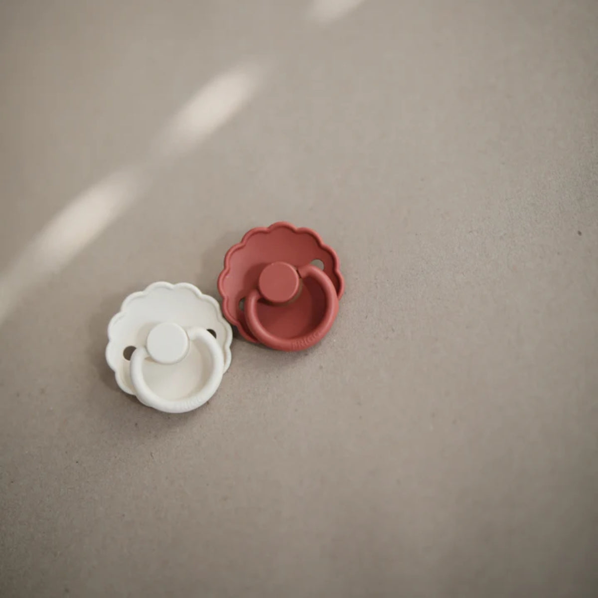 Mushie Frigg Daisy Natural Rubber Pacifier 2 pack - Baked Clay/Cream