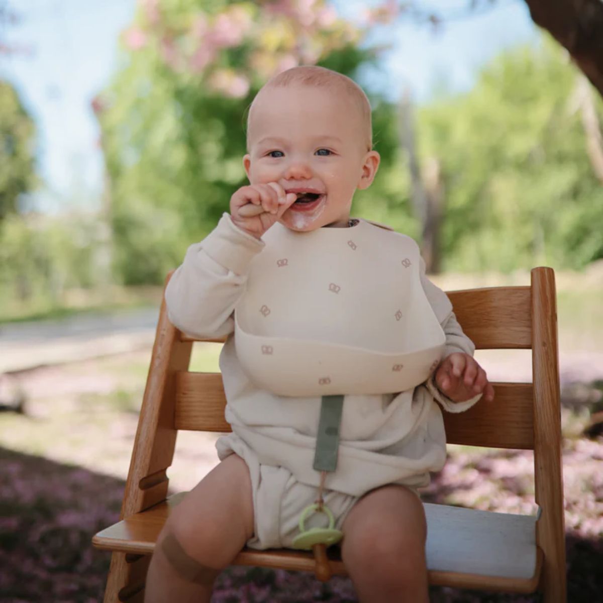 Mushie Silicone Baby Bib - Pink Flowers on Luna Baby Store Miami