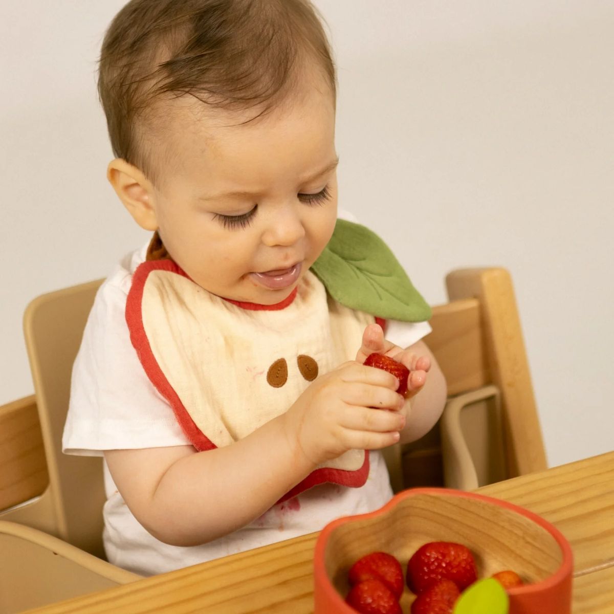 Oli & Carol Bib -  Pepa The Apple