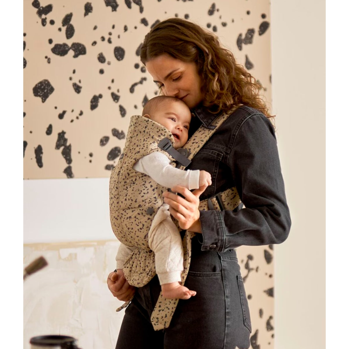 BABYBJÖRN Baby Carrier Mini グレーベージュ Baby Carrier Mini—perfect for a newborn | BabyBjörn