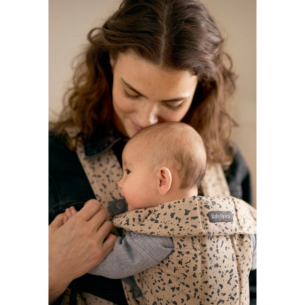 BABYBJÖRN Baby Carrier Mini グレーベージュ Amazon.com: BabyBjörn Baby Carrier Mini, Gray Beige, 3D Mesh