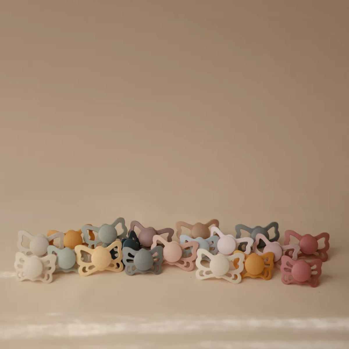 Mushie FRIGG Butterfly Anatomical Silicone Pacifier 2-Pack 0-6M Cream E Blush
