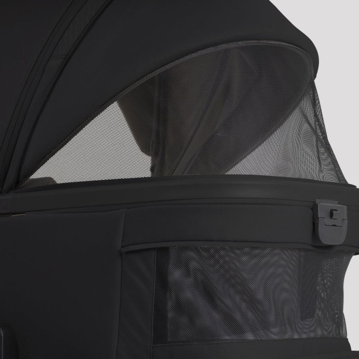 Silver Cross Cove 2 Compact Bassinet - Onyx on Luna Baby Store Miami